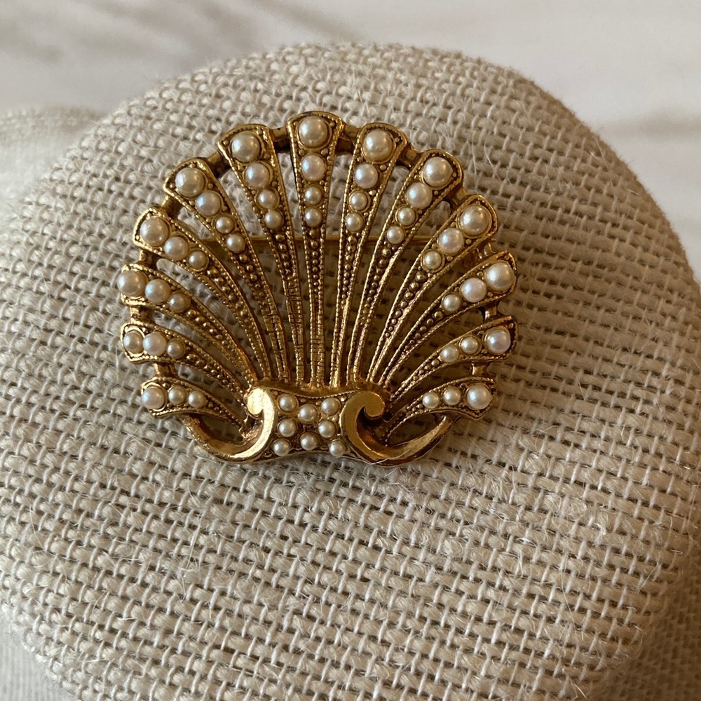 Vintage Gold and Pearl Shell Brooch high quality beautiful!